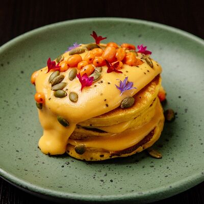 Тыквенные оладушки с заварным кремом и тыквенными семечками в Cruise по цене 400 ₽