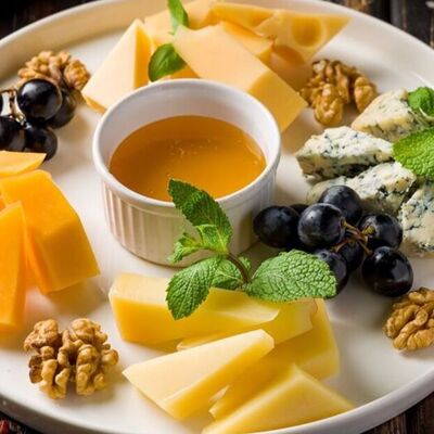 Ассорти сырное по-европейски в Lariote по цене 2650 ₽