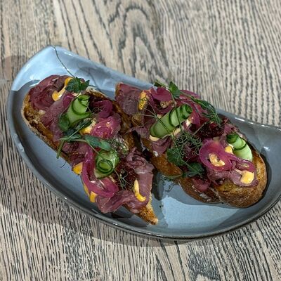 Брускетта с пастрами в Сквер по цене 530 ₽