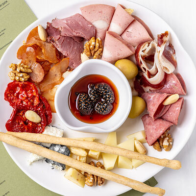 Большая тарелка закусок к вину в М2 Органик Клуб Сокол по цене 2490 ₽