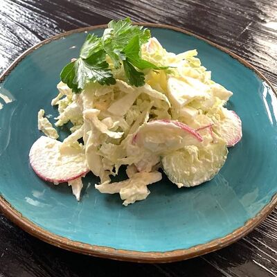 Салат из огурца и редиса с пекинской капустой, яйцом, сметаной в Длинный нос по цене 200 ₽