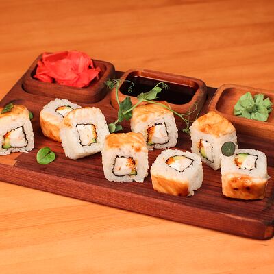 Опалённый ролл с креветкой и лососем в Тот самый бар по цене 380 ₽