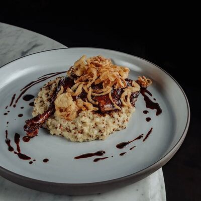 Утиная ножка конфи с киноа и пармезаном в Гент по цене 1190 ₽