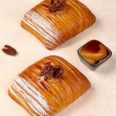 Слойка с кленовой начинкой и орехом пекан в Круассан-кафе по цене 280 ₽