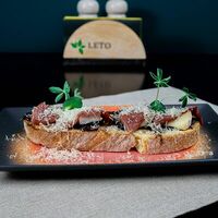 Брускетта с луковым мармеладом, копченой уткой и сыром бри в Leto