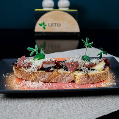 Брускетта с луковым мармеладом, копченой уткой и сыром бри в Leto по цене 550 ₽