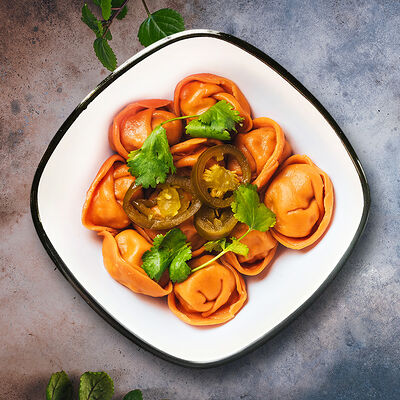 Большие мясные пельмени в Лепим и варим по цене 819 ₽