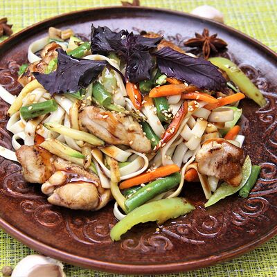 Удон с курицей терияки в АрисА - лавка азиатской еды по цене 480 ₽