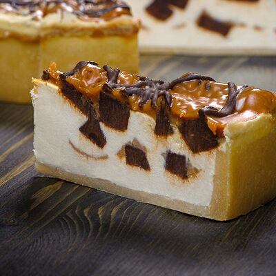 Чизкейк с брауни и карамелью в Лаки-рizza по цене 375 ₽