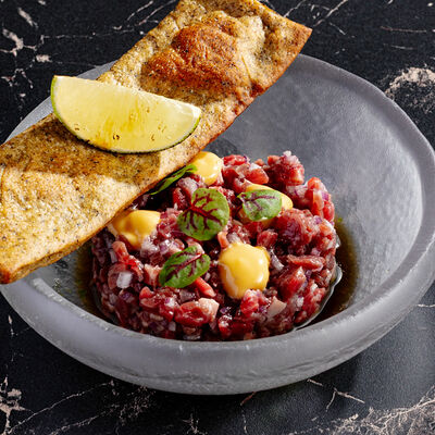 Тартар из говядины с нори, гриссини и трюфельным соусом в Gills по цене 890 ₽