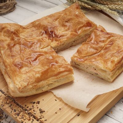 Пирог слоеный с горбушей прямо из печки в Хлеборезов по цене 2490 ₽