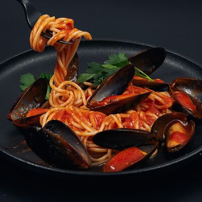 Паста с мидиями в томатном соусе в Мидийный рай по цене 540 ₽