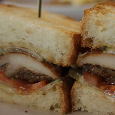 Сэндвич с курицей и сыром пармезан в Raison D’être по цене 410 ₽