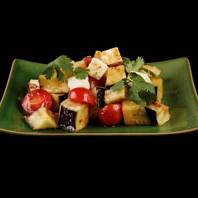 Теплый салат с баклажанами в Тайхаку по цене 525 ₽