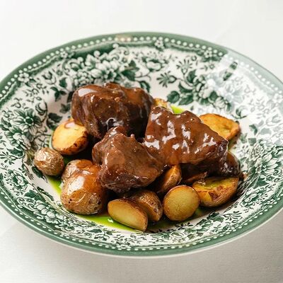 Телячьи щечки с пюре и соусом демигляс в Кафе Калачи по цене 810 ₽