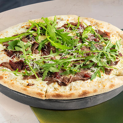 Пицца с ростбифом и луковым соусом в Муссоны по цене 1500 ₽