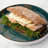 Чиабатта с копченой курой и яйцом в Тарелка
