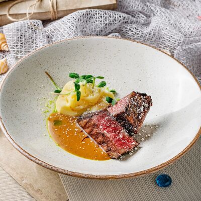 Мраморная говядина с копченым картофелем в Сен Тропе по цене 1290 ₽