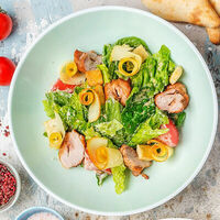 Теплый салат с курицей и копченым сыром сулугуни в Двор Помидор