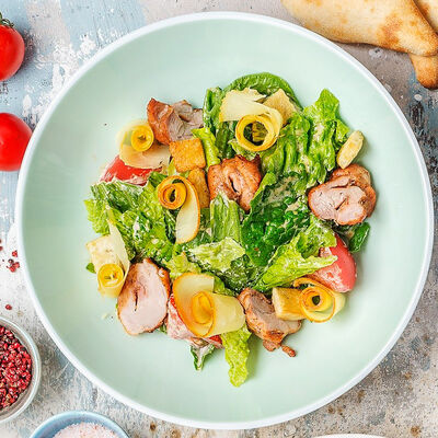 Теплый салат с курицей и копченым сыром сулугуни в Двор Помидор по цене 510