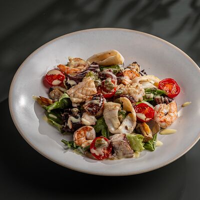 Салат с морепродуктами в Green Pub по цене 1702 ₽