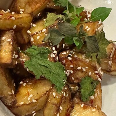 Печеный баклажан с кисло-сладким соусом в Рембрандт по цене 540 ₽