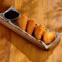 Жареный сыр чеддер с соусом из черной смородины в BBQ beer restaurant