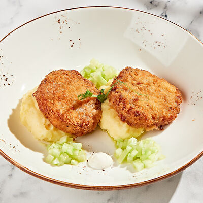 Куриные котлеты с картофельным пюре и сырным фондю в Теплые края-уголок Италии по цене 550 ₽