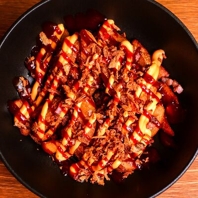 Картофельные дольки с беконом в Holy Hotdoggers по цене 530 ₽