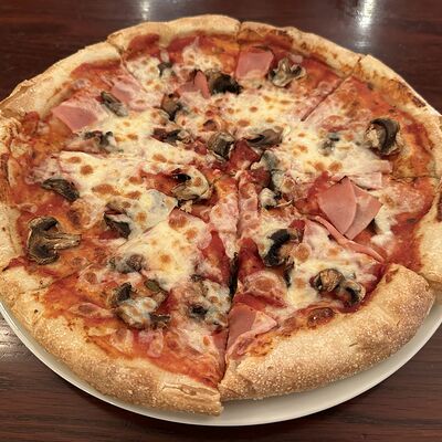 Пицца с ветчиной и грибами в Рембрандт по цене 680 ₽