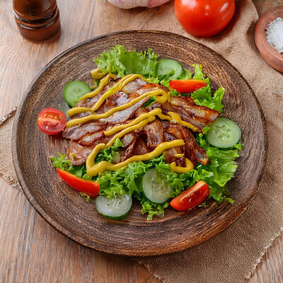 Фирменный Теплый салат со свининой в Берлога по цене 530 ₽