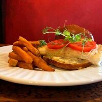 Оригинальный рыбный бургер в Hamilton's pub