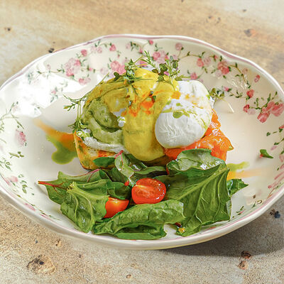 Бенедикт со слабосоленой форелью и двумя яйцами пашот в Ива по цене 1030 ₽