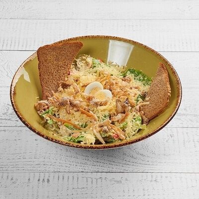 Салат с телячьим языком, маринованными огурцами, листьями Романо и гренками в АндерСон по цене 740 ₽