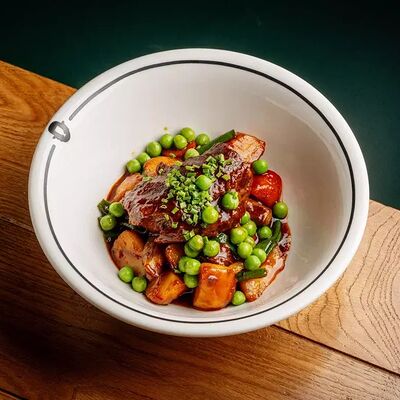 Говяжья щечка с печеными овощами в Гент по цене 1320 ₽