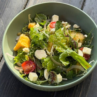 Салат с хрустящими баклажанами и помидорами по-грузински в Тбилиссимо по цене 575 ₽