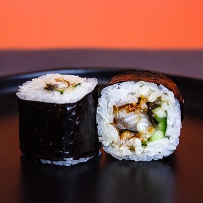 Унаги-маки с огурцом в SushiShark по цене 340 ₽