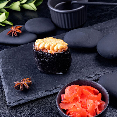 Гункан с лососем спайси в Суши даром по цене 179 ₽