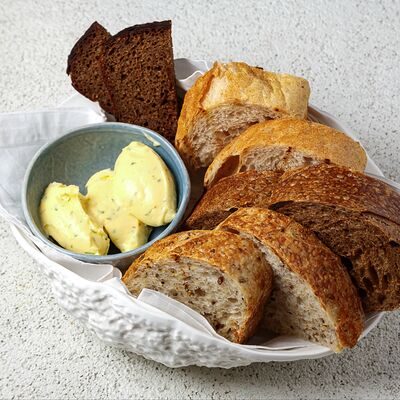 Хлебная корзина со взбитым масломв Рестобар Публика по цене 530 ₽