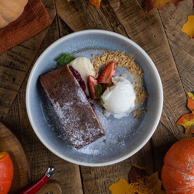 Штрудель с вишней в La Vaca по цене 450 ₽