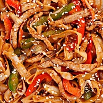 Курочка терияки с пшеничной лапшой и овощами в Kim's по цене 413 ₽