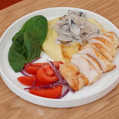 Куриный стейк с крем-пюре в Хан Кафе по цене 620 ₽