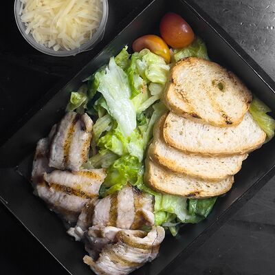 Салат Цезарь с цыпленком в Крылья по цене 520 ₽