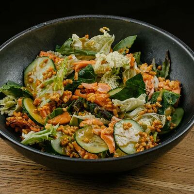 Салат с лососем и криспи райс в Джимми Чу по цене 1020 ₽