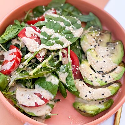 Салат авокадо гриль с микс-салатом и ореховым соусом в Wow Tortik по цене 625 ₽