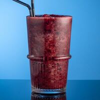 Смузи из ягод черной смородины с овсянкой и медом в Рабарбар