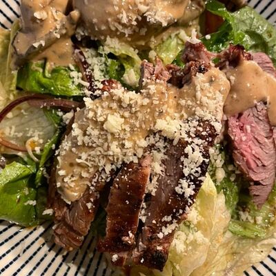 Тёплый салат с говяжьей вырезкой в Zov Огня по цене 850 ₽