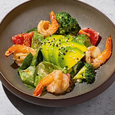 Салат с креветками, авокадо и соусом понзу в Антрекот по цене 650 ₽