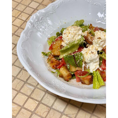 Салат с баклажанами фри и страчателлой в Мари по цене 560 ₽