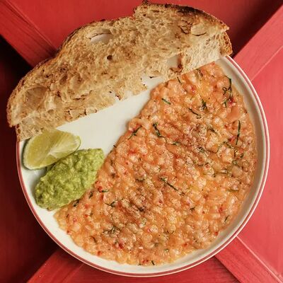 Тартар из лосося в Dacha restaurant по цене 1070 ₽